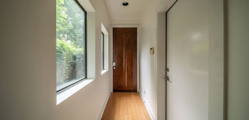 3 bedroom townhome with private garage in Houston
