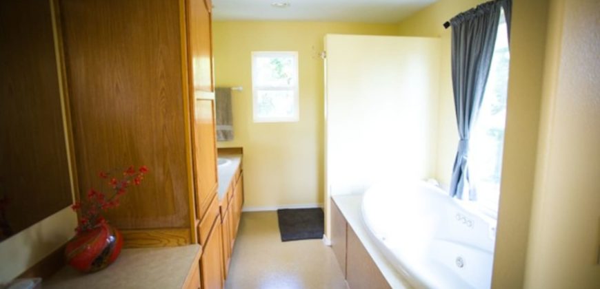 Spacious 2 bedroom townhome in Redmond